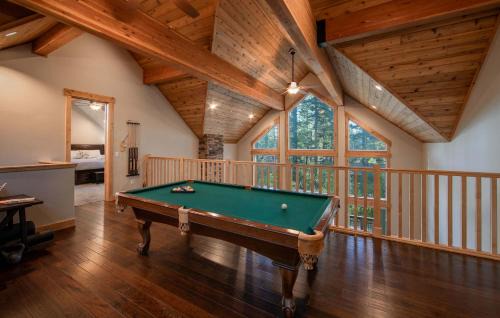 South Lake Tahoe Ski Chalet | The T-Pot Chalet for 12