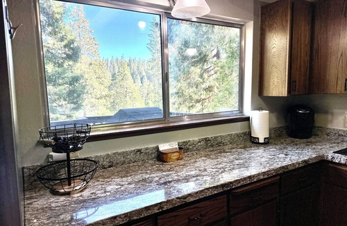 Arnold Cabin | The Treehouse Blue Lake Springs Chalet - Walk to Fly-In-Acres Lake