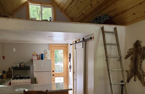 Cloverdale Cabin | "The Treehouse" Cabin on 275 acres with Private Hiking Trails, Wineries nearby.