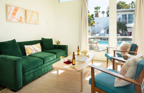 Tahquitz River Estates Hotel | The Wesley by AvantStay | Communal Pool + Hot Tub + Kitchenette | Walk to Dining