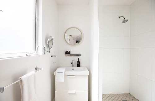 Tahquitz River Estates Hotel | The Wesley Studio 6 by AvantStay | Stylish Queen Studio w/Patio Access