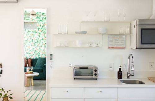 Tahquitz River Estates Hotel | The Wesley Suite 8 by AvantStay | Gorgeous Studio w/Kitchenette ❤