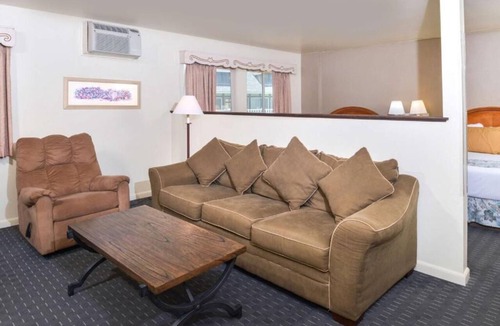 Solvang Hotel | Theaterfest Lodging! 2 Comfortable Units, Pool, Parking, Continental Breakfast!