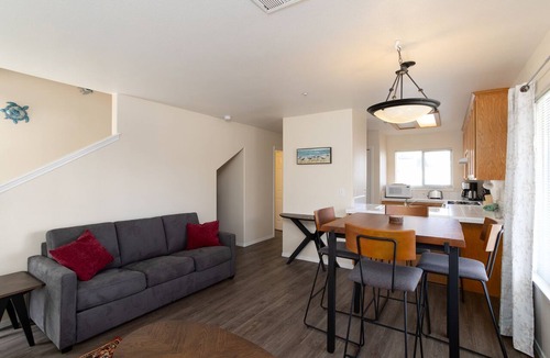 Downtown Condo | This adorable condo is in an unbeatable location - only a couple of blocks from the beach. This is a 2 bed, 1.5 bath condo that can accommodate up to six guests.