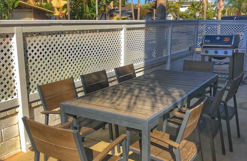 West Newport Condo | Three-bedroom apartment with three bathrooms by the beach