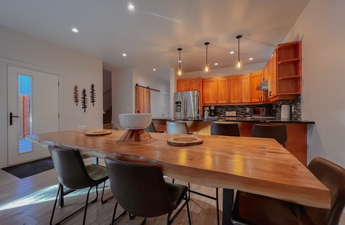 Tofino House | Tofino Escape-Hot Tub, Modern, Marina, Pets, BBQ