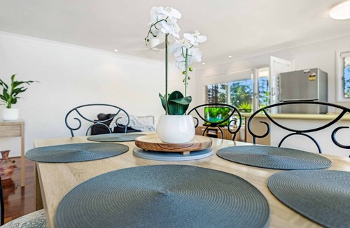 Burleigh Heads Apartment | Tony's Getaway in Koala Park + Amazing Beach Views
