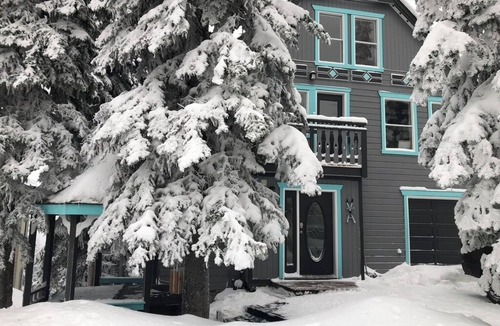 Silver Star Mountain Apartment | Top Floor Suite on the Knoll with private laundry, hot tub, and pet-friendly!