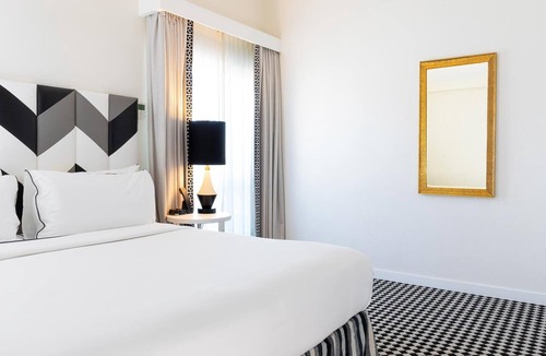 Norma Triangle Hotel | Top Floor King Suite Balcony near Sunset Strip with Rooftop Pool & City Views