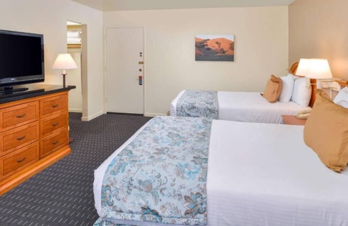 Solvang Hotel | Tour Around Solvang! Pool, Continental Breakfast, Near Alisal Commons Park