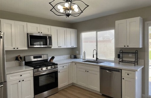 Ontario House | Tranquil 4BD/2BA Home Base in the Center of Ontario, with a large back yard!