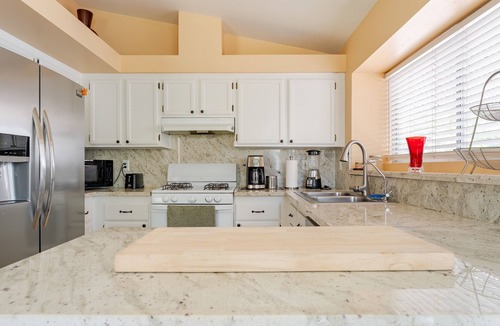 Desert Shores House | Tranquil Lakeside Escape: Your Ideal Getaway from the Vegas Strip!