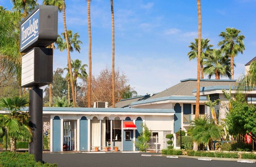 Oleander - Sunset Hotel | Travelodge by Wyndham Bakersfield