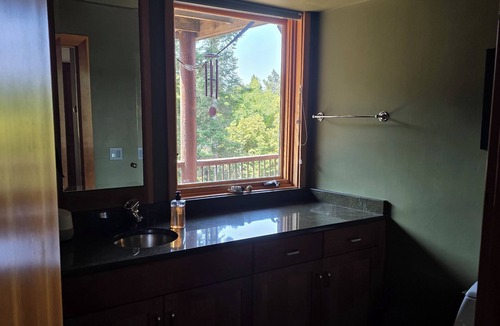 Manchester House | Tree Top Retreat I Cedar Hottub I Garden I Beach Access