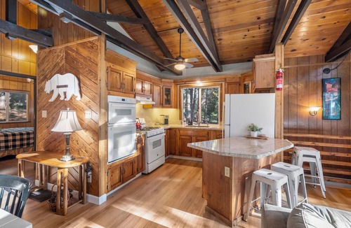 Arnold Ski Chalet | Treehouse Chalet with Fire Pit and Pool Table