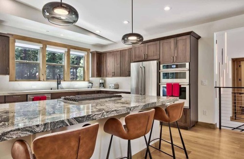 Kingswood Estates Cabin | Treetops Adventure Lodge: Designer Home+Hot Tub+AC