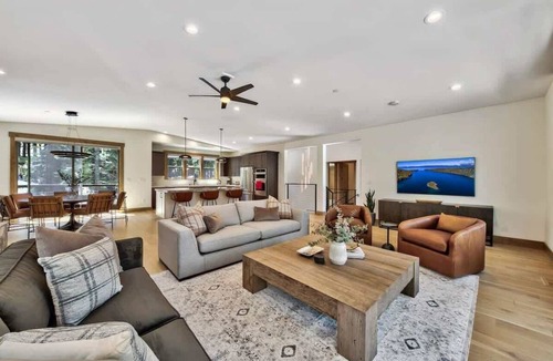 Kingswood Estates Cabin | Treetops Adventure Lodge: Designer Home+Hot Tub+AC