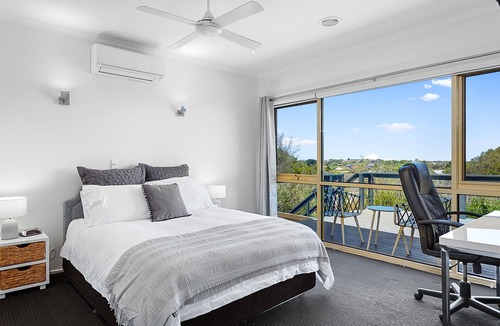 Rye House | Trethellan - Large house with bay views and 10 minute walk to the beach