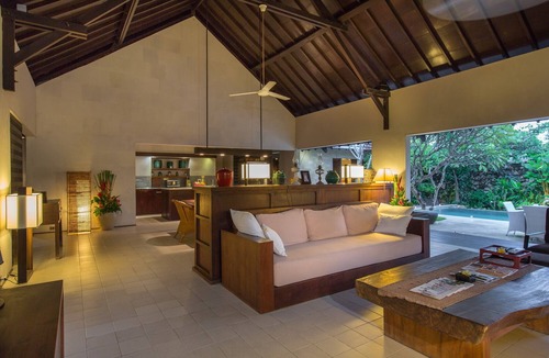 Petitenget Villa | Tropical Ambience 3BR Villa - 8Min Walk To Eat Street! , W/Swimming Pool!