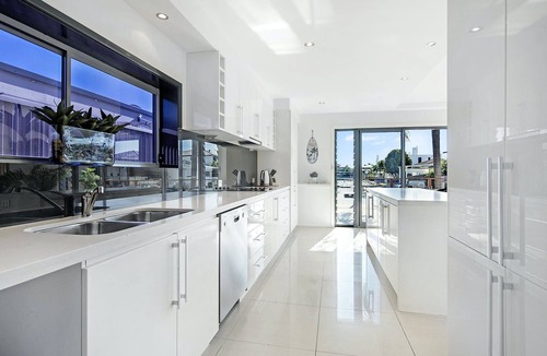 Broadbeach Waters House | Tropical Dreaming (Heated Pool)