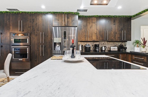 Buenavante House | Tropical Jungle Paradise*Pickleball* Heated Pool & Hot Tub*+ Game Room!