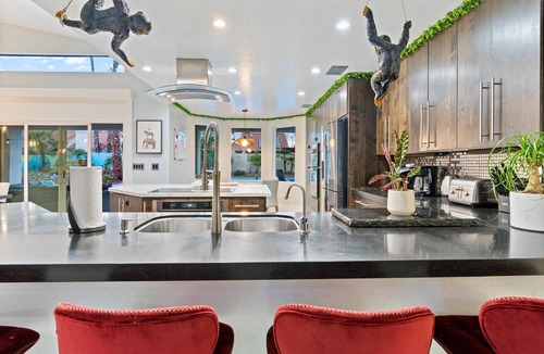 Buenavante House | Tropical Jungle Paradise*Pickleball* Heated Pool & Hot Tub*+ Game Room!