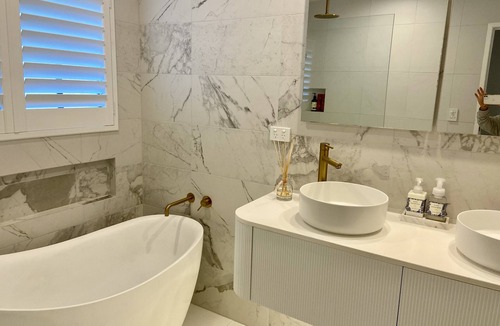 Sorrento House | Tropical Oasis -child/pet friendly
