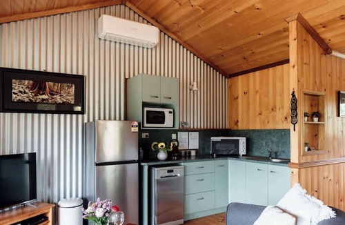Rathdowney Cottage | Tuckeroo Cottages - Blue Wren Cottage