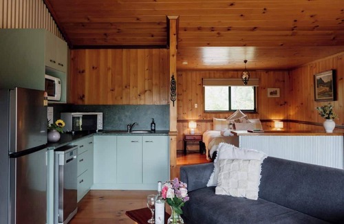 Rathdowney Cottage | Tuckeroo Cottages - Blue Wren Cottage