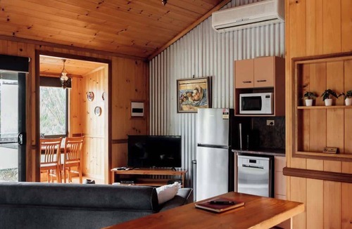 Rathdowney Cottage | Tuckeroo Cottages - Blue Wren Cottage