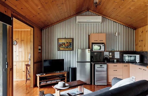 Rathdowney Cottage | Tuckeroo Cottages - Blue Wren Cottage
