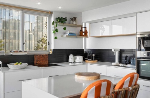 Main Beach Apartment | Twenty Two with a View - Main Beach - WiFi Parking