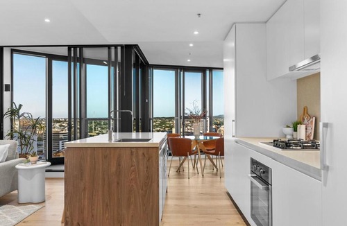 Fortitude Valley Apartment | Twilight Views 2BR in Fortitude Valley & Parking