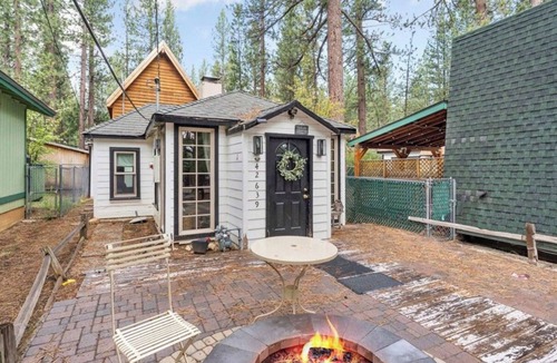 Big Bear Lake Cabin | Twin Pines Hideaway + BBQ + Fire-pit +Location!