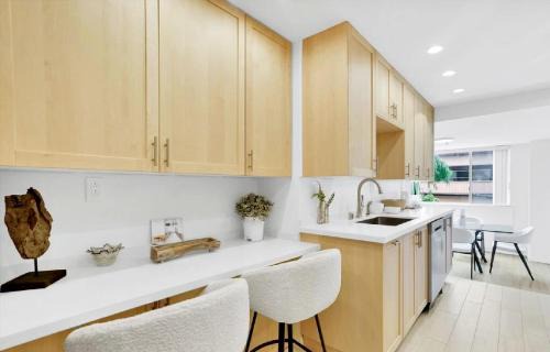 Beverly Hills Apartment | Two Bedroom Residence with Resort Style Amenities