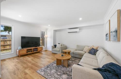 Newtown House | Two Queen BR - Modern & Moments from the city!