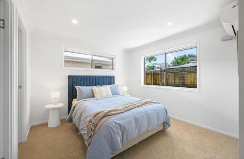 Newtown House | Two Queen BR - Modern & Moments from the city!