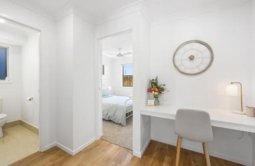Newtown House | Two Queen BR - Modern & Moments from the city!