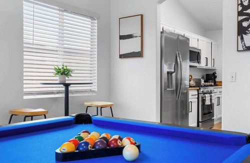 Townsite House | Ultimate 3BR Home: Pool, Pickleball and MORE!