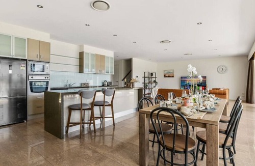 Surfers Paradise House | Ultimate Family Vacation Haven in GC w/Pool