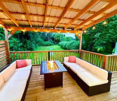 Aldergrove House | Ultimate Oasis-Waterpark, MAJOR INTERNATIONAL SPORTING EVENT!, Zoo & Huge Yard