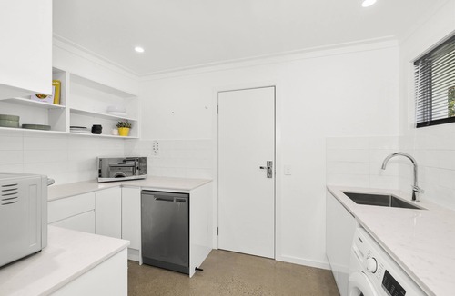 Broadbeach Waters House | Ultra Modern & Relaxing Inner City - Private Pool and Yard - 10min walk to beach