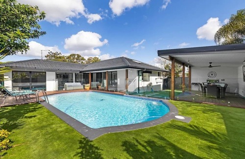 Broadbeach Waters House | Ultra Modern & Relaxing Inner City - Private Pool and Yard - 10min walk to beach