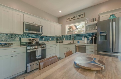 Lincoln Park Apartment | Unique modern Studio with Old Tahoe Charm is ready for Ski Season!