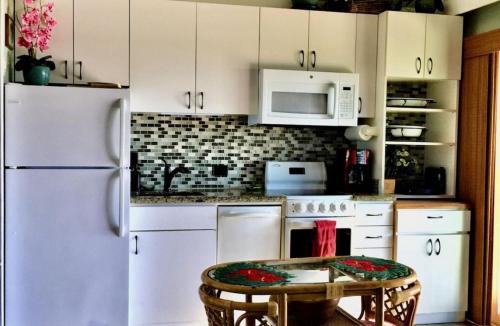 Punaluu House | Unit 18 Relaxing Oceanview Studio