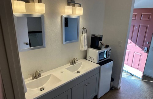 Brownsville Apartment | Unit 21 - 1-bedroom hotel suite in adorable Challenge-Brownsville with AC