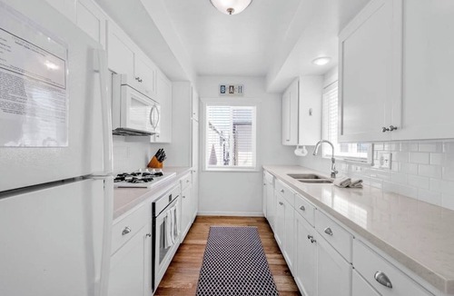 West Newport House | Updated 2nd-floor retreat with deck, AC, 2 car parking- steps from beach
