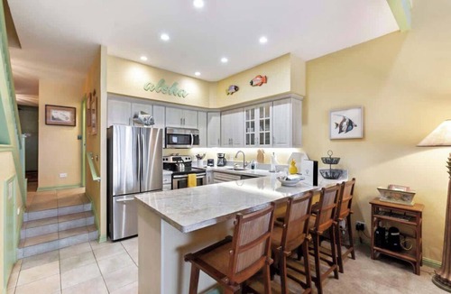 Honokowai Condo | Updated Top floor 2 bedroom condo, Oceanfront, private beach, walkable area