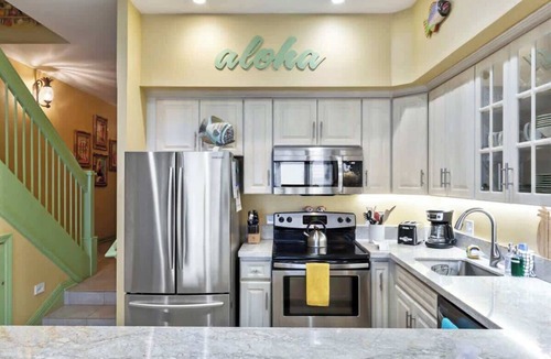 Honokowai Condo | Updated Top floor 2 bedroom condo, Oceanfront, private beach, walkable area