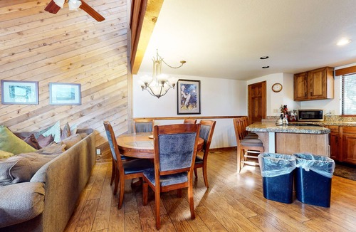 Mammoth Lakes Condo | Updated Townhome with Gas Grill, Centrally Located. Pool On-site